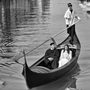 Venezia Salva: Roxana Kenjeva e David Riondino in una scena in b/n