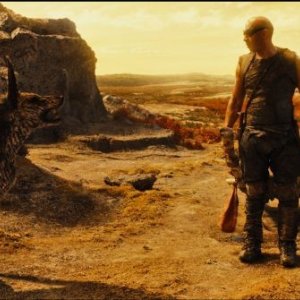 Vin Diesel, protagonista di Riddick, in una scena alle prese con una bestia feroce