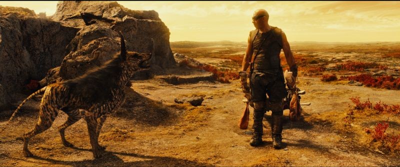 Vin Diesel, protagonista di Riddick, in una scena alle prese con una bestia feroce