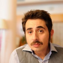 3 Many Weddings: Berto Romero in una scena