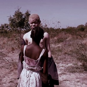 White Shadow: Glory Madgalena Cyril Mbaywayu e Hamis Bazili in una scena