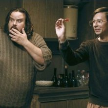 Zoran, il mio nipote scemo: Giuseppe Battiston gioca a freccette con Rok Presnikar in una scena