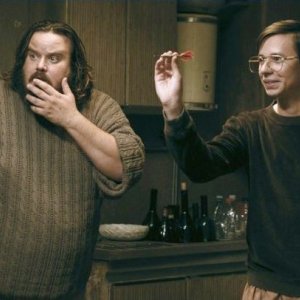 Zoran, il mio nipote scemo: Giuseppe Battiston gioca a freccette con Rok Presnikar in una scena