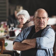 Zoran, il mio nipote scemo: Teco Celio è Giustino in una scena del film