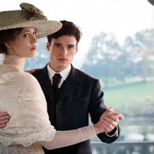Une promesse: Rebecca Hall in una scena del film con Richard Madden