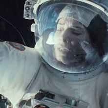 Gravity: un primo piano di Sandra Bullock nello spazio