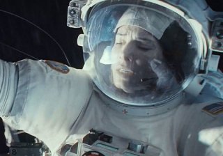 Gravity: un primo piano di Sandra Bullock nello spazio