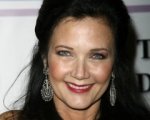 Due uomini e mezzo: Lynda Carter guest star