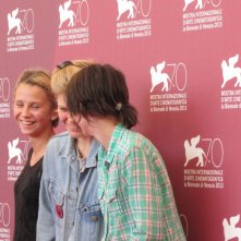 Mira Barkhammar, Liv LeMoyne, Mira Grosin scherzano a Venezia 2013 - sono le protagoniste di We Are the Best!