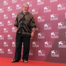 il regista Terry Gilliam in posa per presentare il suo The Zero Theorem alla Mostra di Venezia 2013