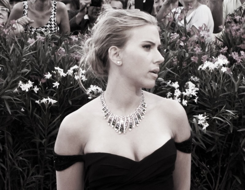 Scarlett Johansson Presenta Under The Skin A Venezia 2013 Sul Red Carpet 284558