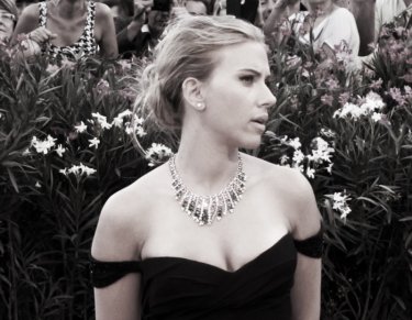 Scarlett Johansson presenta Under the Skin a Venezia 2013 sul red carpet