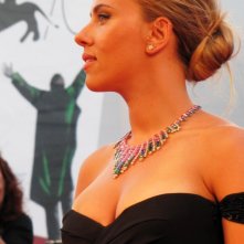 Una splendida Scarlett Johansson presenta Under the Skin a Venezia 2013 sul tappeto rosso