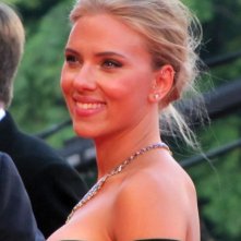 Una splendida Scarlett Johansson presenta Under the Skin alla Mostra di Venezia 2013 sul red carpet