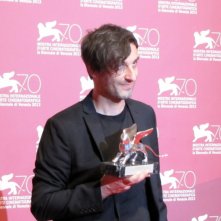 Alexandros Avranas con il LEONE D'ARGENTO PER LA MIGLIOR REGIA per Miss Violence, a Venezia 2013
