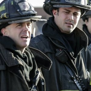 Chicago Fire: David Eigenberg e Taylor Kinney nell'episodio Under the Knife