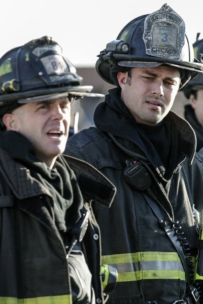 Chicago Fire: David Eigenberg e Taylor Kinney nell'episodio Under the Knife