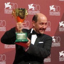 Themis Panou con la Coppa Volpi per Miss Violence, a Venezia 2013