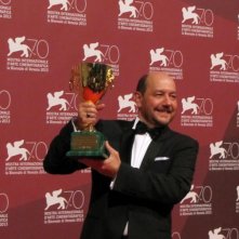 Themis Panou vincitore della Coppa Volpi per Miss Violence, a Venezia 2013