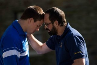 Foxcatcher: Channing Tatum e Mark Ruffalo uniti in una scena del film