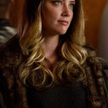 Amber Heard in una scena de Il potere dei soldi