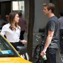 Amber Heard in una scena de Il potere dei soldi con Liam Hemsworth