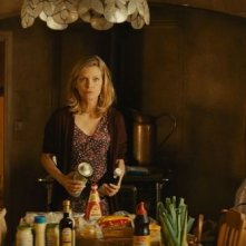Cose nostre - Malavita: Dianna Agron con Michelle Pfeiffer e John D'Leo in una scena del film