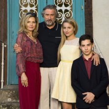 Cose nostre - Malavita: Dianna Agron, Robert De Niro, Michelle Pfeiffer e John D'Leo in una foto di famiglia
