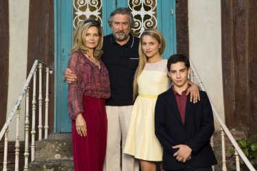 Cose nostre - Malavita: Dianna Agron, Robert De Niro, Michelle Pfeiffer e John D'Leo in una foto di famiglia