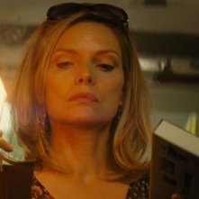Cose nostre - Malavita: Michelle Pfeiffer in una scena