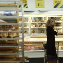 Cose nostre - Malavita: Michelle Pfeiffer in una scena al supermercato
