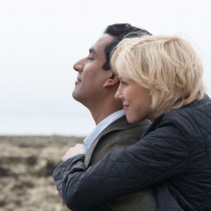 Diana - La storia segreta di Lady D: Naomi Watts abbraccia Naveen Andrews in una scena