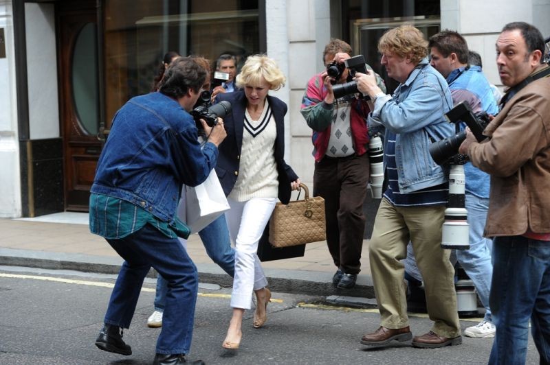 Diana Naomi Watts Cerca Di Scacciare I Paparazzi In Una Scena Del Film 285167
