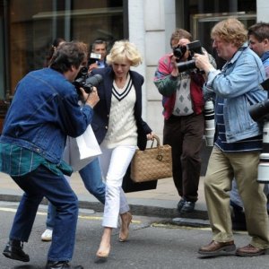 Diana: Naomi Watts cerca di scacciare i paparazzi in una scena del film