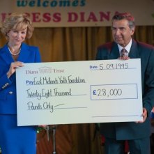 Diana: Naomi Watts durante una festa di beneficienza nei panni di Diana Spencer