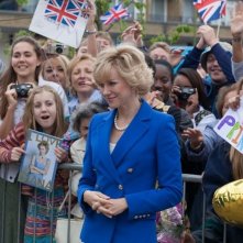 Diana: Naomi Watts sorride alla folla che la attende nei panni della principessa Diana Spencer