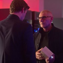 Harrison Ford e Liam Hemsworth si confrontano in una scena de Il potere dei soldi