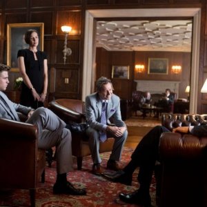 Harrison Ford in una scena Il potere dei soldi con Liam Hemsworth, Embeth Davidtz e Gary Oldman