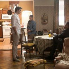 Liam Hemsworth con Richard Dreyfuss e Josh Holloway nel film Il potere dei soldi