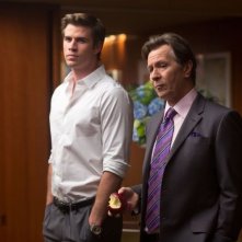 Liam Hemsworth e Gary Oldman in un'immagine del film Il potere dei soldi