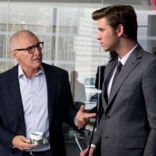 Liam Hemsworth e Harrison Ford in un'immagine tratta dal film Il potere dei soldi