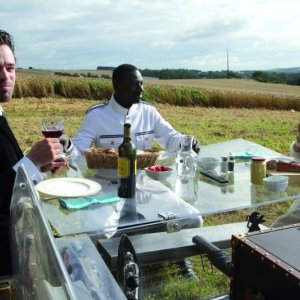 Omar Sy, Romain Duris e Audrey Tautou durante un picnic in una scena di Mood Indigo - La schiuma dei giorni