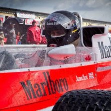 Rush: Chris Hemsworth nella sua auto in una scena del film nei panni di James Hunt