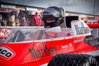 Rush: Chris Hemsworth nella sua auto in una scena del film nei panni di James Hunt