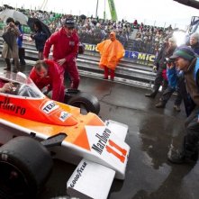 Rush: Chris Hemsworth sul set del film con Ron Howard