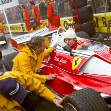 Rush: Daniel Bruhl nei panni di Niki Lauda prima della gara parla col suo team