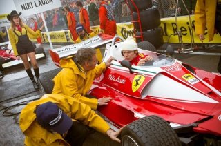 Rush: Daniel Bruhl nei panni di Niki Lauda prima della gara parla col suo team