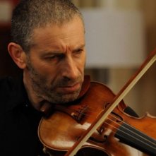 Una fragile armonia: Mark Ivanir col suo violino in una scena