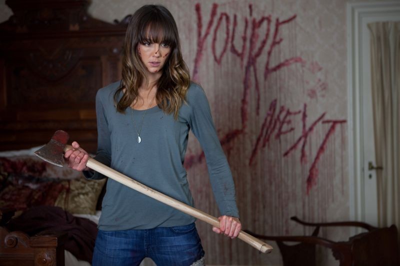 You're next: Sharni Vinson in una scena si prepara al massacro