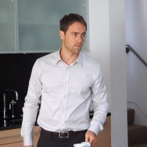 Betrayal: Stuart Townsend in una scena della serie